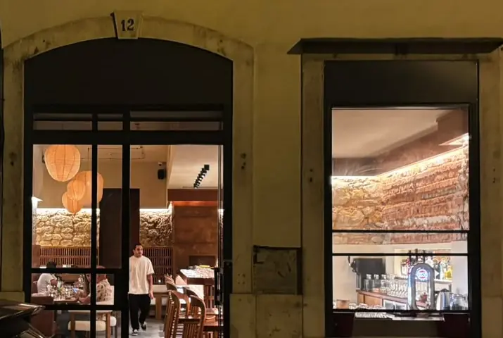 La façade d'Enso Lisboa au numéro 12, salle éclairée le soir