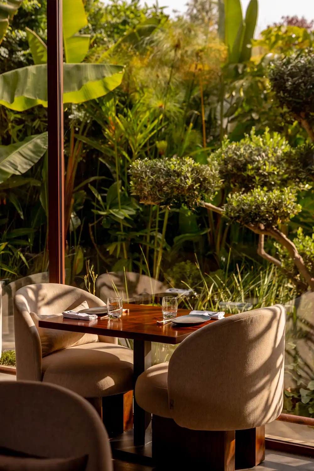 Table dressée face au jardin d'Enso Rabat, dans la lumière de fin d'après-midi